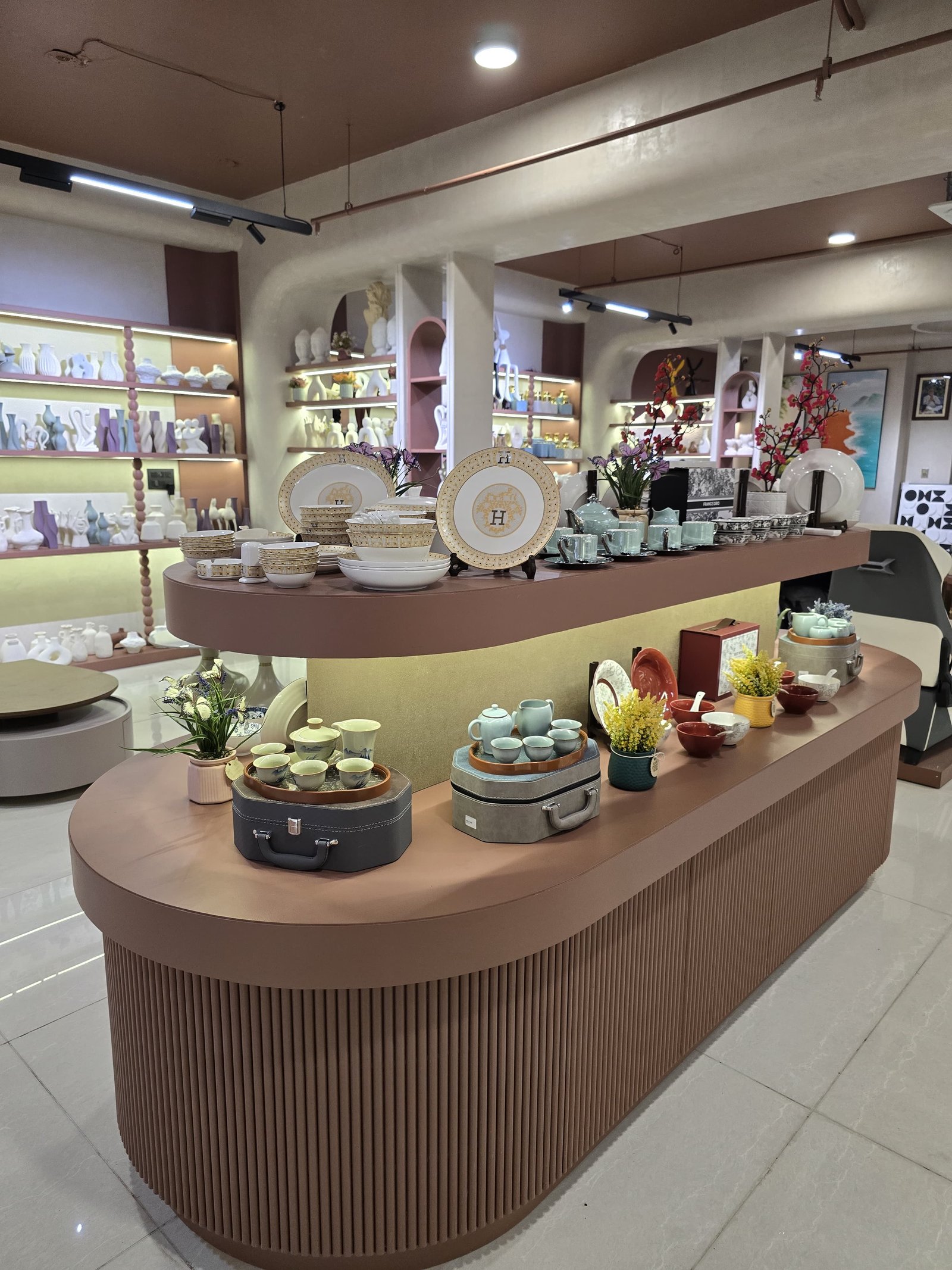 Fine Crockery and Vases